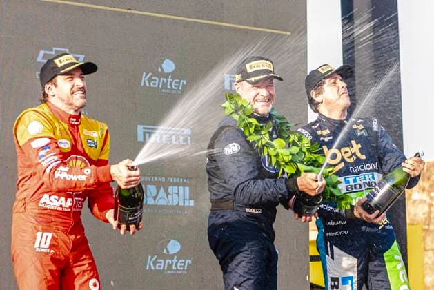 Sexta Etapa NASCAR, Motorsport, USA Brasil MOGI GUAcU, SP - 23.08.2025: SEXTA ETAPA NASCAR BRASIL - Rubens Barrichello (1st), Ricardo Zonta (2nd) and Caca Bueno (3rd) on the podium of the 1st race of the 6th Nascar Brazil Stage at the Velocitta racetrack in Mogi-Guacu (SP) this Saturday (23). (Photo: Fabio Leoni Fotoarena) x2792480x  FabioxLeoni