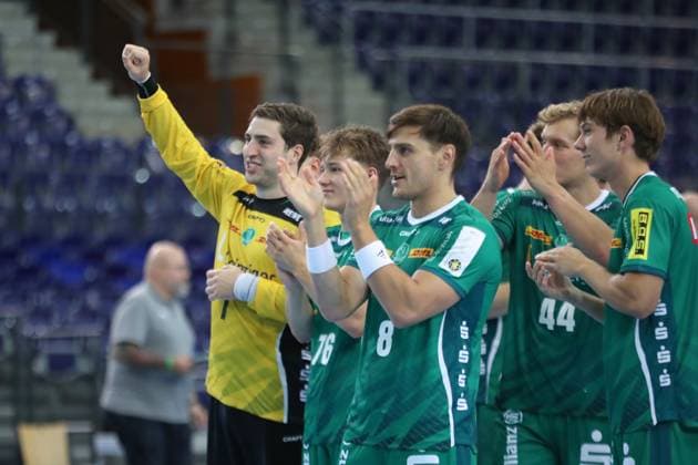 Handball-Testspiel: SC DHfK Leipzig vs. HC Banik Karvina, 23.08.25 Torwart Domenico Ebner (1, SC DHfK Leipzig) jubelt mit den Fans. Handball, DAIKIN HBL, Saison 2025 2026, Testspiel: SC DHfK Leipzig vs. HC Banik Karvina am 23.08.25 in der Quarterback Immobilien Arena Leipzig. Copyright: xBEAUTIFULxSPORTS JanxKaeferx