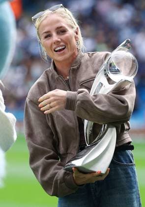 Alex Greenwood of Manchester City with the UEFA Women s EURO trophy ahead of the match Manchester City v Tottenham Hotspur, Premier League, Football, Etihad Stadium, Manchester, UK - 23 Aug 2025Manchester Etihad Stadium United Kingdom EDITORIAL USE ONLY No use with unauthorised audio, video, data, fixture lists, club league logos or live services. Online in-match use limited to 120 images, no video emulation. No use in betting, games or single club league player publications.  Copyright: xMattxWest Shutterstockx 15449559bs