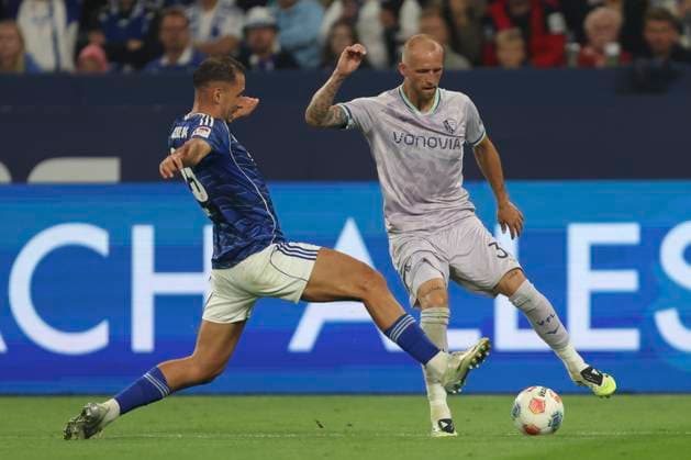 Nikola Katic (FC Schalke 04) und Philipp Hofmann (VfL Bochum) im Zweikampf waehrend des spiels der 2. Bundesliga zwischen FC Schalke 04 und VfL Bochum, Veltins-Arena am 23. August 2025 in Gelsenkirchen, Deutschland. (Foto von Oliver Kaelke DeFodi Images) +++ Nikola Katic (FC Schalke 04) und Philipp Hofmann (VfL Bochum) battle for the ball during the 2. Bundesliga match between FC Schalke 04 and VfL Bochum at Veltins-Arena on August 23, 2025 in Gelsenkirchen, Germany. (Photo by Oliver Kaelke DeFodi Images) DFB DFL REGULATIONS PROHIBIT ANY USE OF PHOTOGRAPHS AS IMAGE SEQUENCES AND OR QUASI-VIDEO. (Photo by Oliver Kaelke DeFodi Images)