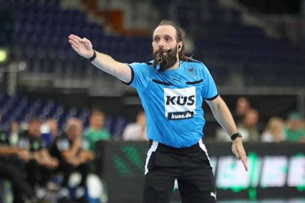 Handball-Testspiel: SC DHfK Leipzig vs. HC Banik Karvina, 23.08.25 Schiedsrichter Marcus Hurst. Handball, DAIKIN HBL, Saison 2025 2026, Testspiel: SC DHfK Leipzig vs. HC Banik Karvina am 23.08.25 in der Quarterback Immobilien Arena Leipzig. Copyright: xBEAUTIFULxSPORTS JanxKaeferx