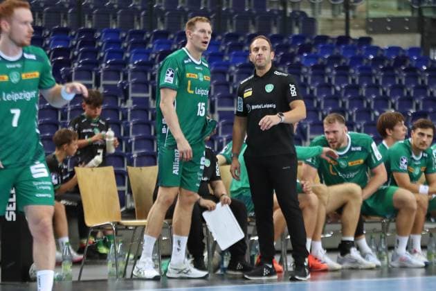 Handball-Testspiel: SC DHfK Leipzig vs. HC Banik Karvina, 23.08.25 Cheftrainer Raul Alonso (SC DHfK Leipzig) mit Adam Lönn (15, SC DHfK Leipzig). Handball, DAIKIN HBL, Saison 2025 2026, Testspiel: SC DHfK Leipzig vs. HC Banik Karvina am 23.08.25 in der Quarterback Immobilien Arena Leipzig. Copyright: xBEAUTIFULxSPORTS JanxKaeferx
