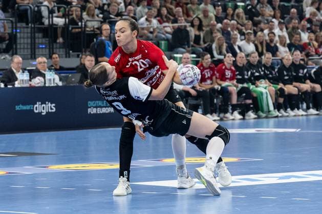 Nieke Kuehne (HSG Blomberg-Lippe, 9) in der Abwehr gegen Jana Scheib (Thueringer HC, 20) GER, HSG Blomberg-Lippe vs. Thueringer HC, Handball, HBF Supercup 2025, Finale, 23.08.2025. GER, HSG Blomberg-Lippe vs. Thueringer HC, Handball, HBF Supercup 2025, Finale, 23.08.2025. Muenchen Copyright: xEibner-Pressefoto HeikexFeinerx EP_HFR