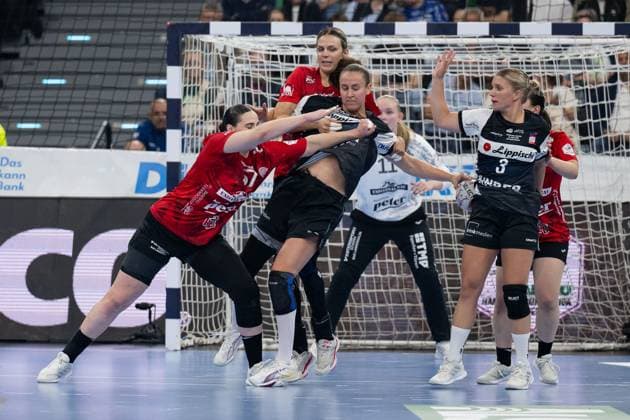 Josefine Hanfland (Thueringer HC, 57) und Anika Niederwieser (Thueringer HC, 14) verteidigen gegen Malin Sandberg (HSG Blomberg-Lippe, 28), rechts Laura Rueffieux (HSG Blomberg-Lippe, 3) GER, HSG Blomberg-Lippe vs. Thueringer HC, Handball, HBF Supercup 2025, Finale, 23.08.2025. GER, HSG Blomberg-Lippe vs. Thueringer HC, Handball, HBF Supercup 2025, Finale, 23.08.2025. Muenchen Copyright: xEibner-Pressefoto HeikexFeinerx EP_HFR