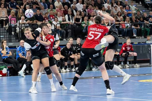 Josefine Hanfland (Thueringer HC, 57) verteidigt gegen Nieke Kuehne (HSG Blomberg-Lippe, 9) GER, HSG Blomberg-Lippe vs. Thueringer HC, Handball, HBF Supercup 2025, Finale, 23.08.2025. GER, HSG Blomberg-Lippe vs. Thueringer HC, Handball, HBF Supercup 2025, Finale, 23.08.2025. Muenchen Copyright: xEibner-Pressefoto HeikexFeinerx EP_HFR