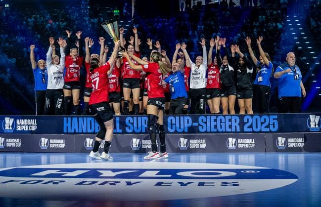 Das Team des Thueringer HC bejubelt den Gewinn des HBF Supercup 2025 bei der Siegerehrung GER, HSG Blomberg-Lippe vs. Thueringer HC, Handball, HBF Supercup 2025, Finale, 23.08.2025. GER, HSG Blomberg-Lippe vs. Thueringer HC, Handball, HBF Supercup 2025, Finale, 23.08.2025. Muenchen Copyright: xEibner-Pressefoto HeikexFeinerx EP_HFR