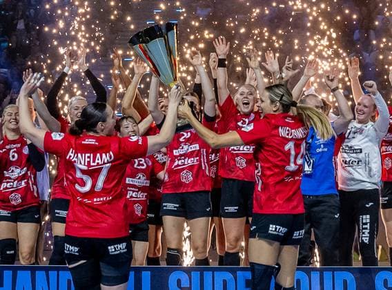 Das Team des Thueringer HC bejubelt den Gewinn des HBF Supercup 2025 bei der Siegerehrung GER, HSG Blomberg-Lippe vs. Thueringer HC, Handball, HBF Supercup 2025, Finale, 23.08.2025. GER, HSG Blomberg-Lippe vs. Thueringer HC, Handball, HBF Supercup 2025, Finale, 23.08.2025. Muenchen *** The Thueringer HC team celebrates winning the HBF Supercup 2025 at the award ceremony GER, HSG Blomberg Lippe vs Thueringer HC, Handball, HBF Supercup 2025, Final, 23 08 2025 GER, HSG Blomberg Lippe vs Thueringer HC, Handball, HBF Supercup 2025, Final, 23 08 2025 Munich Copyright: xEibner-Pressefoto HeikexFeinerx EP_HFR