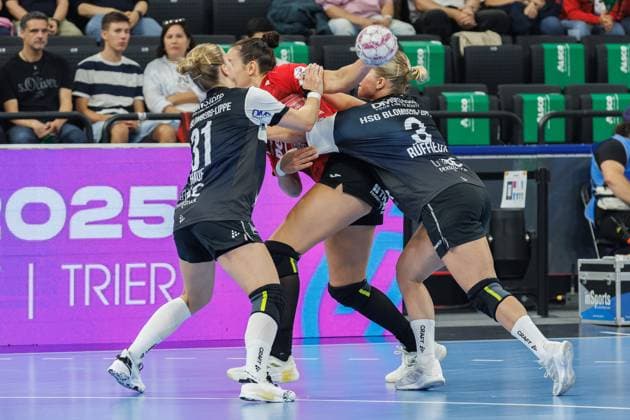 Jana Scheib (Thüringer HC, 20) in der Zange von Alexia Hauf (Blomberg-Lippe, 31) und Laura Rüffieux (Blomberg-Lippe, 3), 23.08.2025, München (Deutschland), Handball Super Cup der Frauen 2025