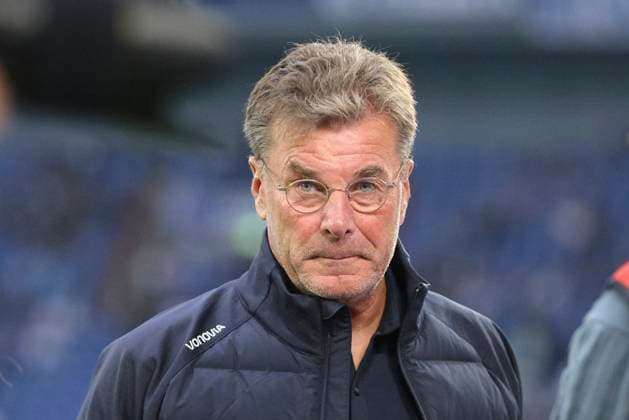 Trainer Dieter Hecking (VfL Bochum) schaut waehrend des spiels der 2. Bundesliga zwischen FC Schalke 04 und VfL Bochum, Veltins-Arena am 23. August 2025 in Gelsenkirchen, Deutschland. (Foto von Oliver Kaelke DeFodi Images) +++ Trainer Dieter Hecking (VfL Bochum) looks on during the 2. Bundesliga match between FC Schalke 04 and VfL Bochum at Veltins-Arena on August 23, 2025 in Gelsenkirchen, Germany. (Photo by Oliver Kaelke DeFodi Images) DFB DFL REGULATIONS PROHIBIT ANY USE OF PHOTOGRAPHS AS IMAGE SEQUENCES AND OR QUASI-VIDEO. (Photo by Oliver Kaelke DeFodi Images)