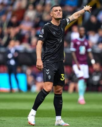 Burnley, England, 23rd August 2025. Granit Xhaka of Sunderland gives his team instructions during the Burnley vs Sunderland Premier League match at Turf Moor, Burnley. Picture credit should read: Craig Thomas Sportimage EDITORIAL USE ONLY. No use with unauthorised audio, video, data, fixture lists, club league logos or live services. Online in-match use limited to 120 images, no video emulation. No use in betting, games or single club league player publications. SPI_118_CT_Burnley_v_Sunderland SPI-4083-0118