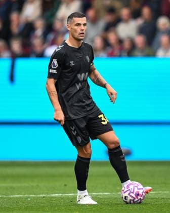 Burnley, England, 23rd August 2025. Granit Xhaka of Sunderland makes a break with the ball during the Burnley vs Sunderland Premier League match at Turf Moor, Burnley. Picture credit should read: Craig Thomas Sportimage EDITORIAL USE ONLY. No use with unauthorised audio, video, data, fixture lists, club league logos or live services. Online in-match use limited to 120 images, no video emulation. No use in betting, games or single club league player publications. SPI_162_CT_Burnley_v_Sunderland SPI-4083-0162