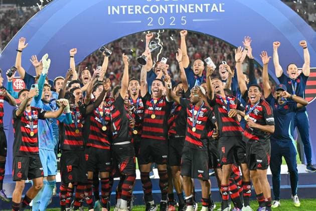 Flamengo x Barcelona Sub 20 RIO DE JANEIRO, RJ - 23.08.2025: FLAMENGO X BARCELONA SUB 20 - Flamengo with the trophy during Flamengo x Barcelona - Sub-20, for the final of the Intercontinental Cup, on Saturday afternoon (23), held at Maracana, in Rio de Janeiro, RJ. (Photo: Celso Pupo Fotoarena) x2792522x  CelsoxPupo