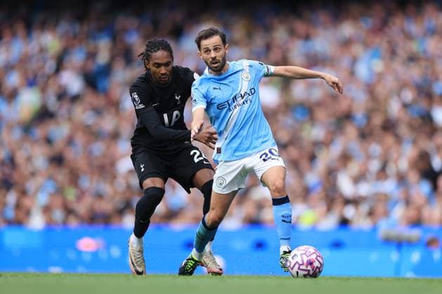 Football - Premier League - Manchester City v Tottenham Hotspur 23rd August 2025 - Premier League - Manchester City v Tottenham Hotspur - Bernardo Silva of Manchester City battles with Djed Spence of Tottenham Hotspur - Photo: Simon Stacpoole Offside. Manchester UK Copyright: xSimonxStacpoolexOffside