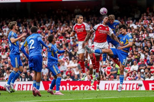 Premier League Arsenal v Leeds United Gabriel Magalhaes of Arsenal heads the ball during the Premier League match Arsenal vs Leeds United at Emirates Stadium, London, United Kingdom, 23rd August 2025 (Photo by Izzy Poles News Images) London Emirates Stadium Greater London United Kingdom Copyright: xIzzyxPoles NewsxImagesx