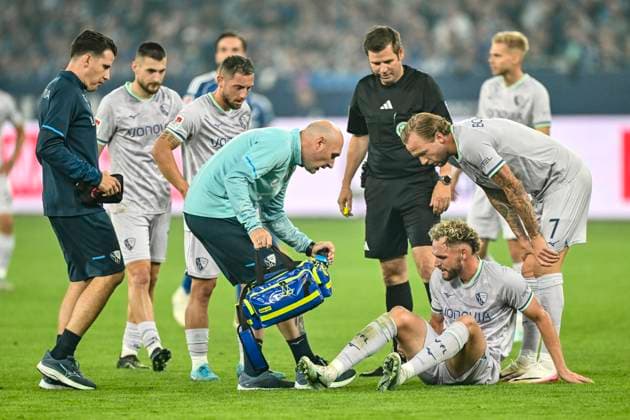 Philipp Strompf (Bochum 3) verletzt am Boden Kevin Vogt über ihn gebeugt und Sanitäter (li.) 23.08.2025 Fussball FC Schalke 04 vs VfL Bochum, Veltins-Arena, Gelsenkirchen, DFB DFL REGULATIONS PROHIBIT ANY USE OF PHOTOGRAPHS AS IMAGE SEQUENCES AND OR QUASI-VIDEO