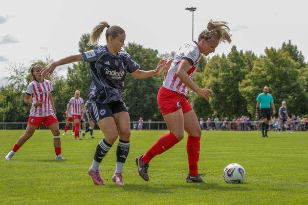 24.08.2025, xgrfx, Fussball Testspiel , SC Freiburg Frauen - Eintracht Frankfurt Frauen v.l. Nadine Riesen (Eintracht Frankfurt), Lisa Karl (SC Freiburg) (DFL DFB REGULATIONS PROHIBIT ANY USE OF PHOTOGRAPHS as IMAGE SEQUENCES and or QUASI-VIDEO) Freiburg