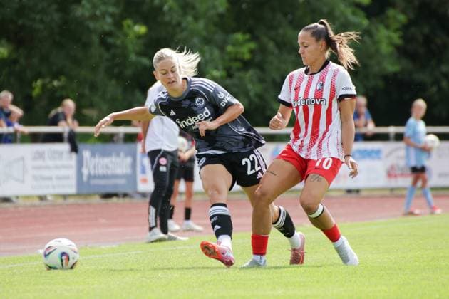 24.08.2025, xgrfx, Fussball Testspiel , SC Freiburg Frauen - Eintracht Frankfurt Frauen v.l. Nadine Riesen (Eintracht Frankfurt), Selina Vobian (SC Freiburg) (DFL DFB REGULATIONS PROHIBIT ANY USE OF PHOTOGRAPHS as IMAGE SEQUENCES and or QUASI-VIDEO) Freiburg