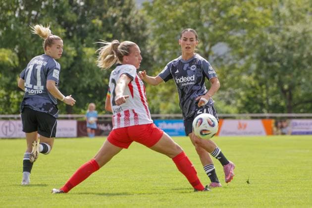 24.08.2025, xgrfx, Fussball Testspiel , SC Freiburg Frauen - Eintracht Frankfurt Frauen v.l. Lisa Karl (SC Freiburg), Ereleta Memeti (Eintracht Frankfurt) (DFL DFB REGULATIONS PROHIBIT ANY USE OF PHOTOGRAPHS as IMAGE SEQUENCES and or QUASI-VIDEO) Freiburg