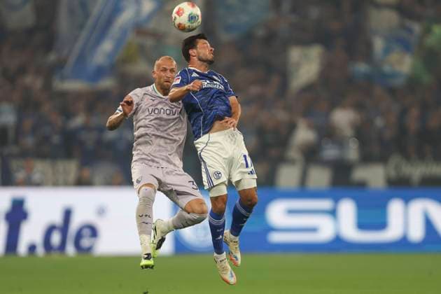 Philipp Hofmann (VfL Bochum) und Adrian Gantenbein (FC Schalke 04) im Zweikampf waehrend des spiels der 2. Bundesliga zwischen FC Schalke 04 und VfL Bochum, Veltins-Arena am 23. August 2025 in Gelsenkirchen, Deutschland. (Foto von Oliver Kaelke DeFodi Images) +++ Philipp Hofmann (VfL Bochum) und Adrian Gantenbein (FC Schalke 04) battle for the ball during the 2. Bundesliga match between FC Schalke 04 and VfL Bochum at Veltins-Arena on August 23, 2025 in Gelsenkirchen, Germany. (Photo by Oliver Kaelke DeFodi Images) DFB DFL REGULATIONS PROHIBIT ANY USE OF PHOTOGRAPHS AS IMAGE SEQUENCES AND OR QUASI-VIDEO. (Photo by Oliver Kaelke DeFodi Images)