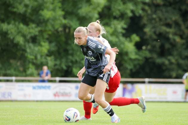 24.08.2025, xgrfx, Fussball Testspiel , SC Freiburg Frauen - Eintracht Frankfurt Frauen v.l. Elisa Senß (Eintracht Frankfurt), Meret Felde (SC Freiburg) (DFL DFB REGULATIONS PROHIBIT ANY USE OF PHOTOGRAPHS as IMAGE SEQUENCES and or QUASI-VIDEO) Freiburg