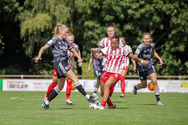 24.08.2025, xgrfx, Fussball Testspiel , SC Freiburg Frauen - Eintracht Frankfurt Frauen v.l. Laura Freigang (Eintracht Frankfurt), Nicole Ojukwu (SC Freiburg) (DFL DFB REGULATIONS PROHIBIT ANY USE OF PHOTOGRAPHS as IMAGE SEQUENCES and or QUASI-VIDEO) Freiburg