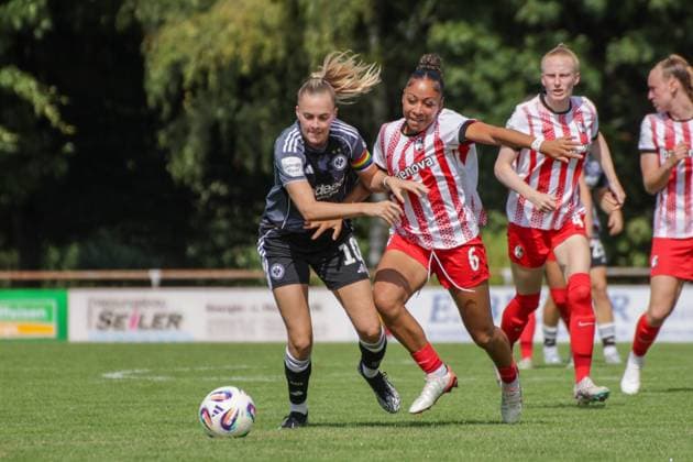 24.08.2025, xgrfx, Fussball Testspiel , SC Freiburg Frauen - Eintracht Frankfurt Frauen v.l. Laura Freigang (Eintracht Frankfurt), Nicole Ojukwu (SC Freiburg) (DFL DFB REGULATIONS PROHIBIT ANY USE OF PHOTOGRAPHS as IMAGE SEQUENCES and or QUASI-VIDEO) Freiburg
