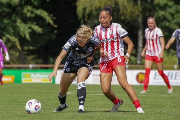 24.08.2025, xgrfx, Fussball Testspiel , SC Freiburg Frauen - Eintracht Frankfurt Frauen v.l. Laura Freigang (Eintracht Frankfurt), Nicole Ojukwu (SC Freiburg) (DFL DFB REGULATIONS PROHIBIT ANY USE OF PHOTOGRAPHS as IMAGE SEQUENCES and or QUASI-VIDEO) Freiburg
