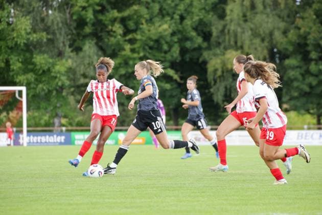 24.08.2025, xgrfx, Fussball Testspiel , SC Freiburg Frauen - Eintracht Frankfurt Frauen v.l. Aurelie Csillag (SC Freiburg), Laura Freigang (Eintracht Frankfurt) (DFL DFB REGULATIONS PROHIBIT ANY USE OF PHOTOGRAPHS as IMAGE SEQUENCES and or QUASI-VIDEO) Freiburg