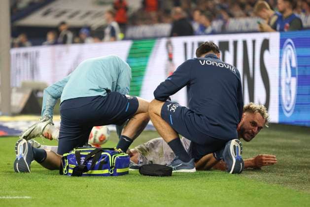 Philipp Strompf (VfL Bochum) liegt verletzt am Boden waehrend des spiels der 2. Bundesliga zwischen FC Schalke 04 und VfL Bochum, Veltins-Arena am 23. August 2025 in Gelsenkirchen, Deutschland. (Foto von Oliver Kaelke DeFodi Images) +++ Philipp Strompf (VfL Bochum) injured on the ground during the 2. Bundesliga match between FC Schalke 04 and VfL Bochum at Veltins-Arena on August 23, 2025 in Gelsenkirchen, Germany. (Photo by Oliver Kaelke DeFodi Images) DFB DFL REGULATIONS PROHIBIT ANY USE OF PHOTOGRAPHS AS IMAGE SEQUENCES AND OR QUASI-VIDEO. (Photo by Oliver Kaelke DeFodi Images)