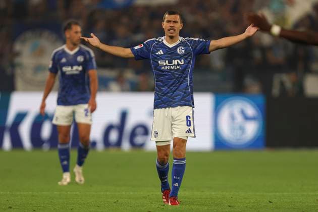 Ron Schallenberg (FC Schalke 04) gestikuliert, Gestik waehrend des spiels der 2. Bundesliga zwischen FC Schalke 04 und VfL Bochum, Veltins-Arena am 23. August 2025 in Gelsenkirchen, Deutschland. (Foto von Oliver Kaelke DeFodi Images) +++ Ron Schallenberg (FC Schalke 04) gestures during the 2. Bundesliga match between FC Schalke 04 and VfL Bochum at Veltins-Arena on August 23, 2025 in Gelsenkirchen, Germany. (Photo by Oliver Kaelke DeFodi Images) DFB DFL REGULATIONS PROHIBIT ANY USE OF PHOTOGRAPHS AS IMAGE SEQUENCES AND OR QUASI-VIDEO. (Photo by Oliver Kaelke DeFodi Images)