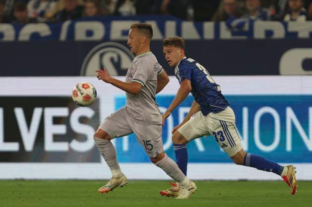 Felix Passlack (VfL Bochum) und Vitalie Becker (FC Schalke 04) im Zweikampf waehrend des spiels der 2. Bundesliga zwischen FC Schalke 04 und VfL Bochum, Veltins-Arena am 23. August 2025 in Gelsenkirchen, Deutschland. (Foto von Oliver Kaelke DeFodi Images) +++ Felix Passlack (VfL Bochum) und Vitalie Becker (FC Schalke 04) battle for the ball during the 2. Bundesliga match between FC Schalke 04 and VfL Bochum at Veltins-Arena on August 23, 2025 in Gelsenkirchen, Germany. (Photo by Oliver Kaelke DeFodi Images) DFB DFL REGULATIONS PROHIBIT ANY USE OF PHOTOGRAPHS AS IMAGE SEQUENCES AND OR QUASI-VIDEO. (Photo by Oliver Kaelke DeFodi Images)