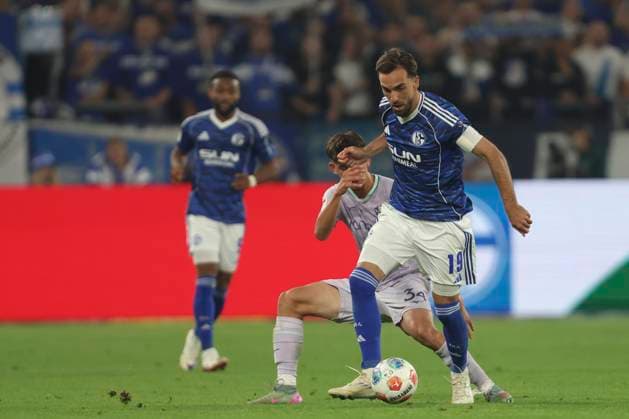 Kenan Karaman (FC Schalke 04) und Cajetan Lenz (VfL Bochum) im Zweikampf waehrend des spiels der 2. Bundesliga zwischen FC Schalke 04 und VfL Bochum, Veltins-Arena am 23. August 2025 in Gelsenkirchen, Deutschland. (Foto von Oliver Kaelke DeFodi Images) +++ Kenan Karaman (FC Schalke 04) und Cajetan Lenz (VfL Bochum) battle for the ball during the 2. Bundesliga match between FC Schalke 04 and VfL Bochum at Veltins-Arena on August 23, 2025 in Gelsenkirchen, Germany. (Photo by Oliver Kaelke DeFodi Images) DFB DFL REGULATIONS PROHIBIT ANY USE OF PHOTOGRAPHS AS IMAGE SEQUENCES AND OR QUASI-VIDEO. (Photo by Oliver Kaelke DeFodi Images)