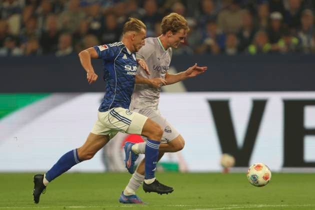 Timo Becker (FC Schalke 04) und Mats Pannewig (VfL Bochum) im Zweikampf waehrend des spiels der 2. Bundesliga zwischen FC Schalke 04 und VfL Bochum, Veltins-Arena am 23. August 2025 in Gelsenkirchen, Deutschland. (Foto von Oliver Kaelke DeFodi Images) +++ Timo Becker (FC Schalke 04) und Mats Pannewig (VfL Bochum) battle for the ball during the 2. Bundesliga match between FC Schalke 04 and VfL Bochum at Veltins-Arena on August 23, 2025 in Gelsenkirchen, Germany. (Photo by Oliver Kaelke DeFodi Images) DFB DFL REGULATIONS PROHIBIT ANY USE OF PHOTOGRAPHS AS IMAGE SEQUENCES AND OR QUASI-VIDEO. (Photo by Oliver Kaelke DeFodi Images)