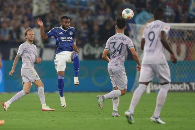 Moussa Sylla (FC Schalke 04) in Aktion, am Ball, Einzelaktion waehrend des spiels der 2. Bundesliga zwischen FC Schalke 04 und VfL Bochum, Veltins-Arena am 23. August 2025 in Gelsenkirchen, Deutschland. (Foto von Oliver Kaelke DeFodi Images) +++ Moussa Sylla (FC Schalke 04) controls the ball during the 2. Bundesliga match between FC Schalke 04 and VfL Bochum at Veltins-Arena on August 23, 2025 in Gelsenkirchen, Germany. (Photo by Oliver Kaelke DeFodi Images) DFB DFL REGULATIONS PROHIBIT ANY USE OF PHOTOGRAPHS AS IMAGE SEQUENCES AND OR QUASI-VIDEO. (Photo by Oliver Kaelke DeFodi Images)