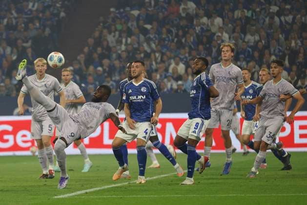 Ibrahim Sissoko (VfL Bochum) in Aktion, am Ball, Einzelaktion waehrend des spiels der 2. Bundesliga zwischen FC Schalke 04 und VfL Bochum, Veltins-Arena am 23. August 2025 in Gelsenkirchen, Deutschland. (Foto von Oliver Kaelke DeFodi Images) +++ Ibrahim Sissoko (VfL Bochum) controls the ball during the 2. Bundesliga match between FC Schalke 04 and VfL Bochum at Veltins-Arena on August 23, 2025 in Gelsenkirchen, Germany. (Photo by Oliver Kaelke DeFodi Images) DFB DFL REGULATIONS PROHIBIT ANY USE OF PHOTOGRAPHS AS IMAGE SEQUENCES AND OR QUASI-VIDEO. (Photo by Oliver Kaelke DeFodi Images)