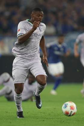 Mathis Clairicia (VfL Bochum) in Aktion, am Ball, Einzelaktion waehrend des spiels der 2. Bundesliga zwischen FC Schalke 04 und VfL Bochum, Veltins-Arena am 23. August 2025 in Gelsenkirchen, Deutschland. (Foto von Oliver Kaelke DeFodi Images) +++ Mathis Clairicia (VfL Bochum) controls the ball during the 2. Bundesliga match between FC Schalke 04 and VfL Bochum at Veltins-Arena on August 23, 2025 in Gelsenkirchen, Germany. (Photo by Oliver Kaelke DeFodi Images) DFB DFL REGULATIONS PROHIBIT ANY USE OF PHOTOGRAPHS AS IMAGE SEQUENCES AND OR QUASI-VIDEO. (Photo by Oliver Kaelke DeFodi Images)