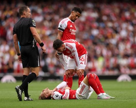 London, England, 23rd August 2025. Martin Odegaard of Arsenal goes off injured during the Arsenal vs Leeds United Premier League match at the Emirates Stadium, London. Picture credit should read: David Klein Sportimage EDITORIAL USE ONLY. No use with unauthorised audio, video, data, fixture lists, club league logos or live services. Online in-match use limited to 120 images, no video emulation. No use in betting, games or single club league player publications. SPI_083_DK_Arsenal_Leeds SPI-4090-0083