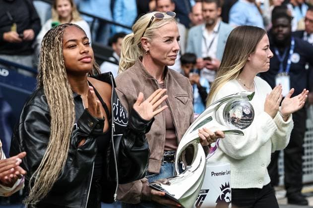 Premier League Manchester City v Tottenham Hotspur Alex Greenwood with the UEFA Women s EURO Trophy during the Premier League match Manchester City vs Tottenham Hotspur at Etihad Stadium, Manchester, United Kingdom, 23rd August 2025 (Photo by Mark Cosgrove News Images) Manchester Etihad Stadium Manchester United, ManU Kingdom Copyright: xMarkxCosgrove NewsxImagesx