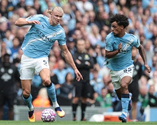 Premier League Manchester City v Tottenham Hotspur Erling Haaland breaks with the ball helped by Rico Lewis of Manchester City during the Premier League match Manchester City vs Tottenham Hotspur at Etihad Stadium, Manchester, United Kingdom, 23rd August 2025 (Photo by Mark Cosgrove News Images) Manchester Etihad Stadium Manchester United, ManU Kingdom Copyright: xMarkxCosgrove NewsxImagesx