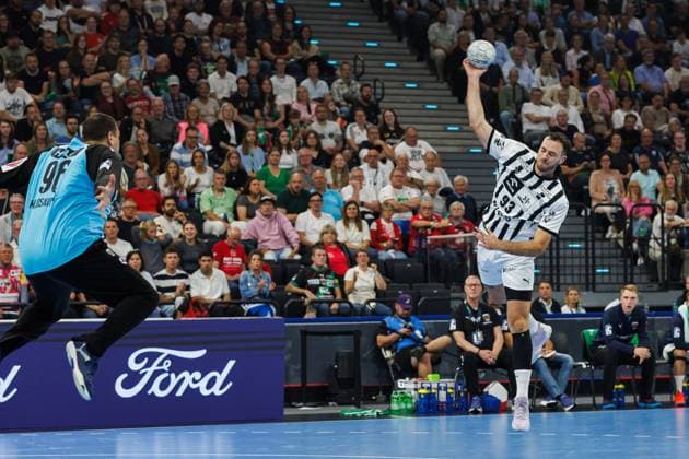 Veron Nacinovic (THW Kiel, 93) wirft gegen Dejan Milosavljev (Füchse Berlin, 96, Torhüter), 23.08.2025, München (Deutschland), Handball Super Cup der Männer 2025