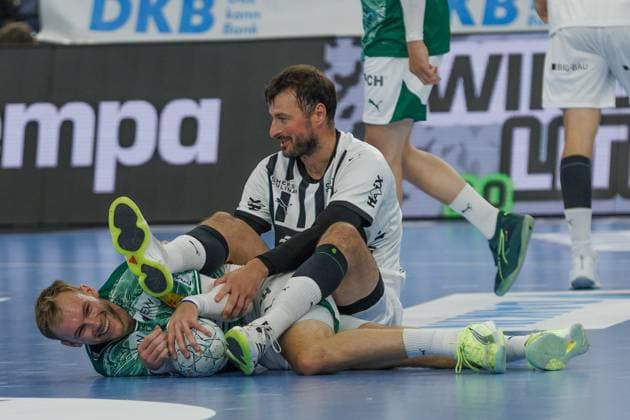 von links: Mathias Gidsel (Füchse Berlin, 19), Domagoj Duvnjak (THW Kiel, 4), Kabbelei am Boden, 23.08.2025, München (Deutschland), Handball Super Cup der Männer 2025