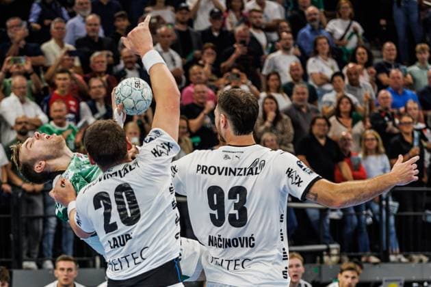 von links: Lukas Laube (THW Kiel, 20), Veron Nacinovic (THW Kiel, 93), dahinter in der Luft Mathias Gidsel (Füchse Berlin, 19), 23.08.2025, München (Deutschland), Handball Super Cup der Männer 2025