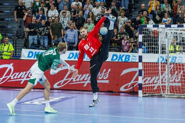 Andreas Wolff (THW Kiel, 33, Torhüter) wehrt den Siebenmeter von Mathias Gidsel (Füchse Berlin, 19) ab, 23.08.2025, München (Deutschland), Handball Super Cup der Männer 2025
