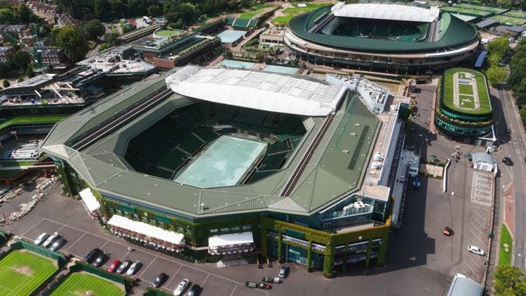 LONDON, UK - AUGUST 5, 2025 - Wimbledon Tennisplätze und Centre Court bei den Vorbereitungen für die Championships Luftaufnahme LONDON, UK - AUGUST 5, 2025 - Aerial view of Wimbledon Tennis Courts and Centre Court with its retractable roof preparing for The Championships (License=RM) 23897519 Copyright: xZoonar.com ÊrikxLattweinx 23897519