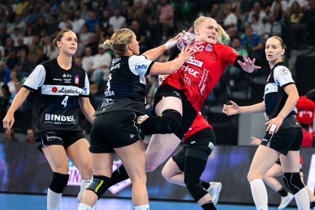 Muenchen: HBF Super Cup 2025 - HSG Blomberg-Lippe - Thueringer HC v. li. im Zweikampf Laura Rüffieux Rueffieux (Blomberg), Johanna Reichert (Thueringer HC) Muenchen SAP Garden Bayern Deutschland