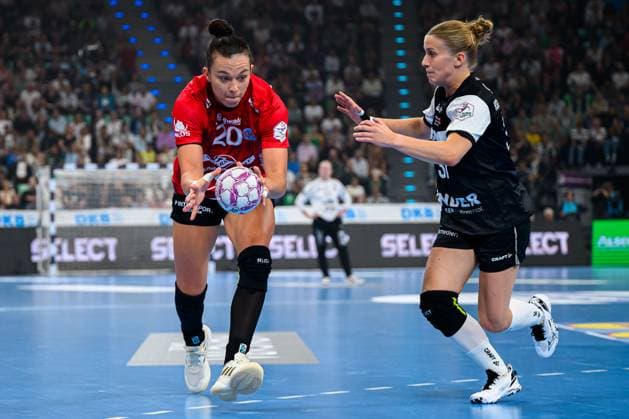 Muenchen: HBF Super Cup 2025 - HSG Blomberg-Lippe - Thueringer HC Jana Scheib (Thueringer HC), Alexia Hauf (Blomberg) Muenchen SAP Garden Bayern Deutschland