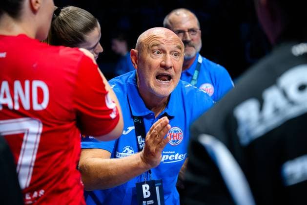 Muenchen: HBF Super Cup 2025 - HSG Blomberg-Lippe - Thueringer HC Trainer Herbert Mueller (Thueringer HC) Muenchen SAP Garden Bayern Deutschland