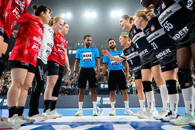 Muenchen: HBF Super Cup 2025 - HSG Blomberg-Lippe - Thueringer HC Schiedsrichter Suresh Thiyagarajah, Schiedsrichter Ramesh Thiyagarajah beim Sportlergruß Muenchen SAP Garden Bayern Deutschland