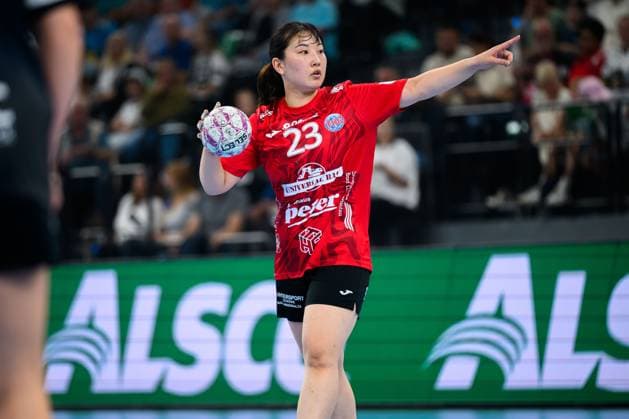 Muenchen: HBF Super Cup 2025 - HSG Blomberg-Lippe - Thueringer HC Natsuki Aizawa (Thueringer HC) Muenchen SAP Garden Bayern Deutschland