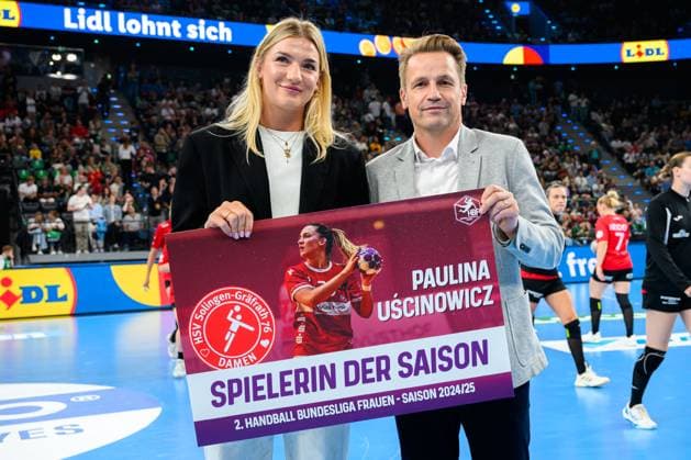 Muenchen: HBF Super Cup 2025 - HSG Blomberg-Lippe - Thueringer HC Spielerin der Saison 2. Bundesliga, Paulina Uscinowicz mit dem Geschäftsführer HBF Christoph Wendt Muenchen SAP Garden Bayern Deutschland